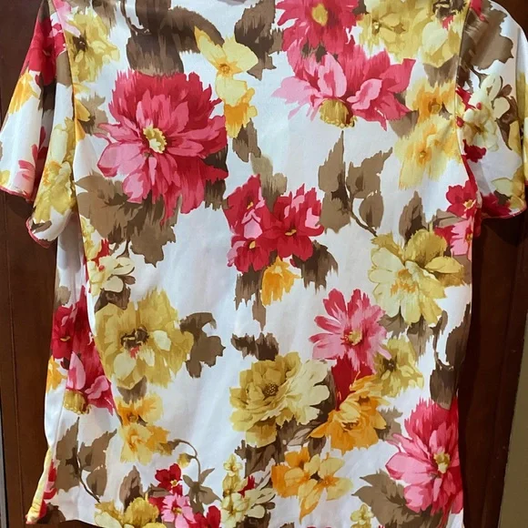 Beautiful blouse - Picture 2 of 3